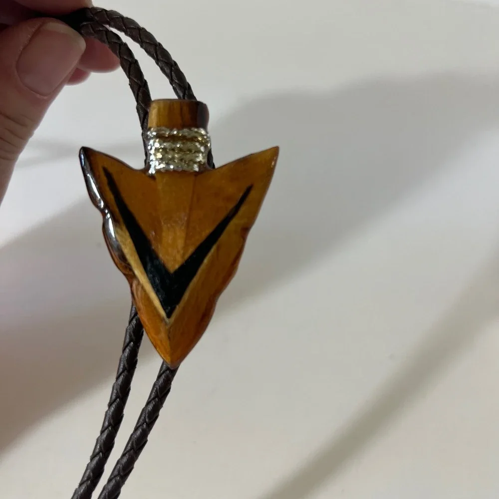 Vintage‎ Handcarved Walnut Wood Resin Arrowhead Bolo Tie Leather Brown Signed